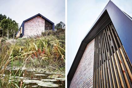 El ladrillo solo queda expuesto en el extremo que cierra la casa. Como detalle de diseño, el mismo varillado de madera irregular que se encuentra en la otra punta, formando la pérgola.