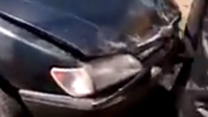 El ladrón quedó atrapado entre el auto del carnicero y un poste