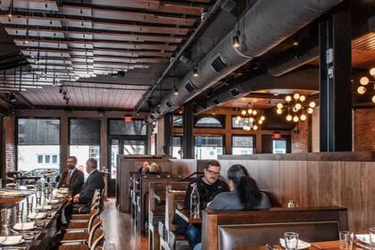 El ladrón se sentó junto a la mesa de Noem y utilizó su pie para arrastrar discretamente el bolso