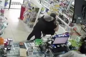 El ladrón simuló tener un arma para robar una farmacia y terminó condenado a 15 días de prisión