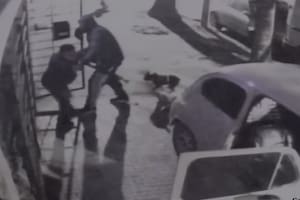 El ladrón toma al nene por el cuello