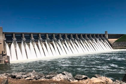 El lago Canyon fue construido a mediados del siglo pasado para controlar las inundaciones repentinas a lo largo del río Guadalupe