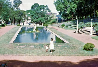 El lago del Parque Lezama se transformó en una fuente, que se ubicaba en el lugar donde hoy se encuentra el anfiteatro