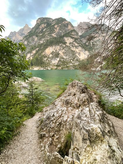 El lago Di Braies, otra de las paradas obligadas, es un espejo de agua esmeralda (muy fría), rodeada de bosque.