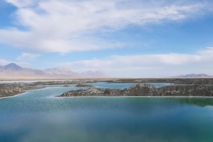 El lago Esmeralda de China, en la provincia de Qinghai, es una zona minera abandonada donde la sal y otros minerales quedaron olvidados en estanques gigantes de tono verdoso