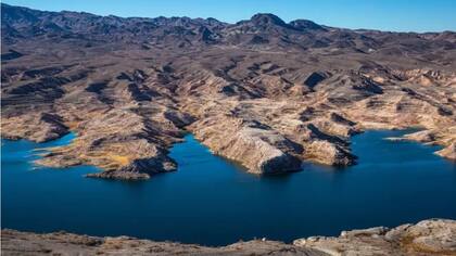 El lago Mead está ubicado en la frontera entre los estados de Nevada y Arizona.