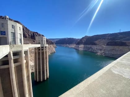 El lago Mead, la reserva de agua más grande de EE.UU., se creó con la construcción de la presa Hoover, en los años 30.