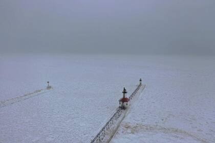 El lago Michigan, completamente congelado