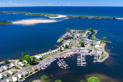 El lago Ontario no solo es un espectáculo visual, sino que también ofrece una variedad de actividades recreativas que lo convierten en un destino ideal para cualquier amante de la naturaleza (Foto: New York Upstate)