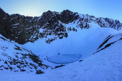 El lago Roopkund se sitúa en la parte inferior de una empinada ladera en Trisul, un grupo de tres picos en el Himalaya
