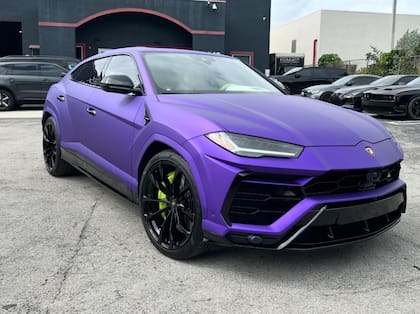 El Lamborghini Urus de Shakira cuenta con un motor V8 biturbo de 4.0 litros, alcanza una velocidad máxima de 305 km/h y acelera de 0 a 100 km/h en solo 3,5 segundos