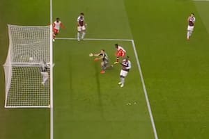 A Dibu le hicieron un gol de taco y otro en contra, pero Aston Villa reaccionó y lo ganó