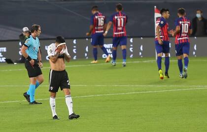 El lamento de Enzo Pérez: dio un mal pase y 'Uvita' Fernández anotó el 1-0 de San Lorenzo