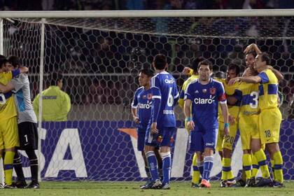 El lamento de los jugadores de la U contrasta con el abrazo festivo de Cvitanich, Schiavi, Clemente y Somoza