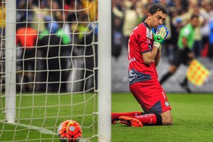 El lamento de Marchesín tras el gol de América
