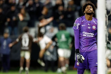El lamento del arquero Hugo Souza, que cometió errores en los dos goles de Platense, y la celebración de los futbolistas del Calamar de fondo