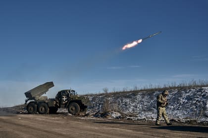El lanzacohetes múltiple Grad del ejército ucraniano dispara cohetes contra posiciones rusas en la línea del frente cerca de Soledar, región de Donetsk, Ucrania