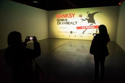 "El lanzador de flores" aparece como icono de la muestra no oficial de 
Banksy en La Rural 