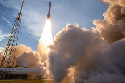 El lanzamiento marca el inicio de la incursión de Amazon en el mercado del internet satelital