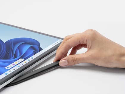 El lápiz Surface Slim Pen 2 se engancha a los laterales de la notebook con imanes