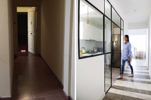 El largo pasillo de acceso corre en paralelo a la cocina (integrada por un cerramiento de vidrio repartido) y desemboca en el comedor.