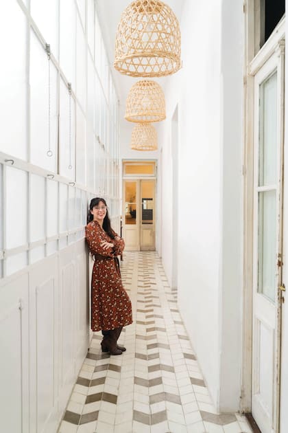 El largo pasillo distribuidor podría ser un espacio desaprovechado pero, en cambio, gracias al manejo de la luz cobró protagonismo