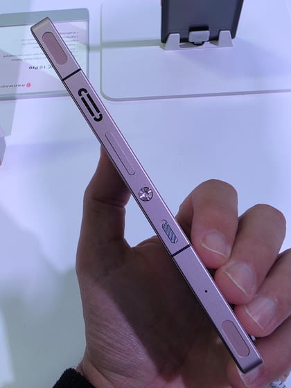 El lateral del Redmagic 10 Pro con los gatillos en las puntas y la rejilla para el ventilador interno expulse el aire caliente del interior