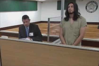 El latino fue llevado ante un juez en Florida y enfrenta un cargo por negligencia infantil