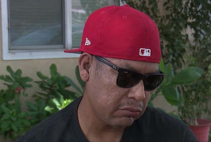 El latino, quien lleva tres décadas como ayudante de cocina en Los Angeles, informó un gasto de US$2200 de su tarjeta que no reconoció y pidió el reembolso