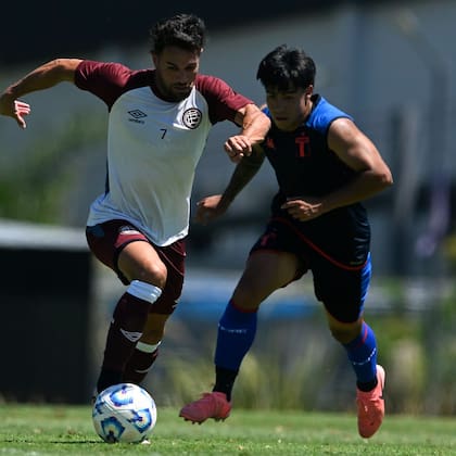 El "Laucha" Acosta conduce la pelota; Lanús y Tigre jugaron un amistoso en Ezeiza que terminó en un escándalo