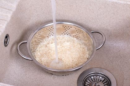 El lavado del arroz retira el polvillo del procesamiento industrial