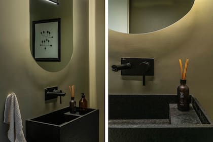 El lavatorio de granito con terminación mate es la gran apuesta del toilette. Grifería a la pared, lampara a medida (Huup) y cuadro bordado de Bleikur Home.