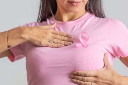 El lazo rosa es por el Día Mundial de la Lucha contra el Cáncer de Mama, una enfermedad que puede detectarse tempranamente con una mamografía
