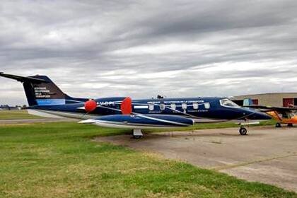 El Learjet 35 que fue ploteado por el Ministerio de Seguridad de Cambiemos con la leyenda: "bienes decomisados de la corrupción”