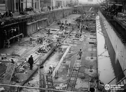"El lecho del Maldonado listo para emplazar las columnas de cemento que sostienen las vigas y viguetas de la losa. A la derecha: el curso del arroyo desviado provisoriamente para poder trabajar sin entorpecimientos." Buenos Aires, octubre de 1929 (AGN)