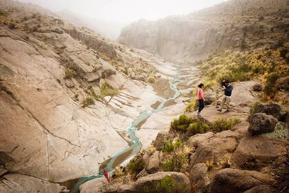 El lecho del río, coloreado de turquesa, una de las postales de Catamarca