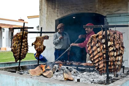 El lechón tarda hasta tres horas en cocinarse