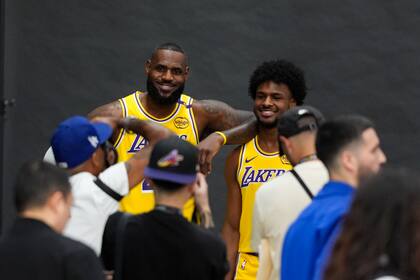 El legado de LeBron James continúa a través de su hijo Bronny, quien comienza su camino en la liga más prestigiosa del baloncesto mundial