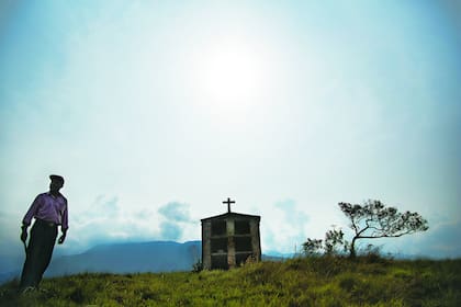 El legado. Don Julio visita la tumba de su abuelo, Bonifacio Pinedo, en el antiguo cementerio de Mururata