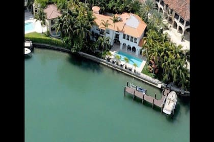 El legendario diseñador decoró las casas de celebridades como Gianni Versace, Cher y Jack Nicholson.