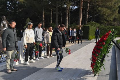 El legendario futbolista Lionel Messi y las estrellas mundiales Luis Suárez, Sergio Busquets y Jordi Alba, que llegaron a Azerbaiyán el 11 de diciembre, visitaron la tumba del líder nacional Heydar Aliyev en el Callejón de los Honores de Bakú. Depositaron una corona de flores y rindieron homenaje a su memoria.