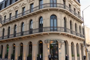 Un viejo hotel del 1800 reabre como símbolo del nuevo distrito que conecta historia, arte y negocios
