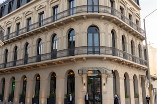 Un viejo hotel del 1800 reabre como símbolo del nuevo distrito que conecta historia, arte y negocios