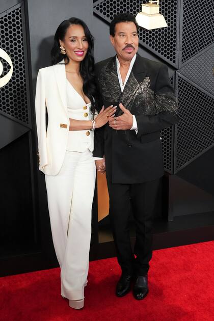 El legendario Lionel Richie y su pareja, Lisa Parigi, eligieron por atuendos en blanco y negro