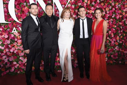 El legendario músico y su mujer Patti Scialfa posan con sus tres herederos: el bombero, Evan y Jessica