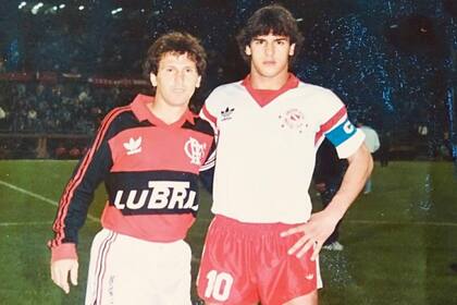 El legendario Zico y Silvio Rudman, antes del triunfo del Bicho por 1-0 en la Supercopa 1989