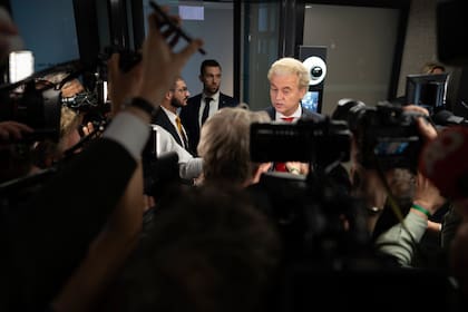 El legislador antiislamista Geert Wilders, líder del Partido por la Libertad, habla con los medios tras una reunión con la presidenta de la Segunda Cámara, Vera Bergkamp, en la Haya, Holanda, el viernes 24 de noviembre de 2023. (AP Foto/Peter Dejong)