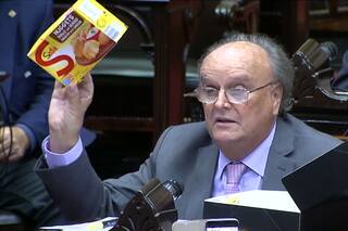 Un diputado llevó patitas de pollo al recinto para criticar el modelo económico