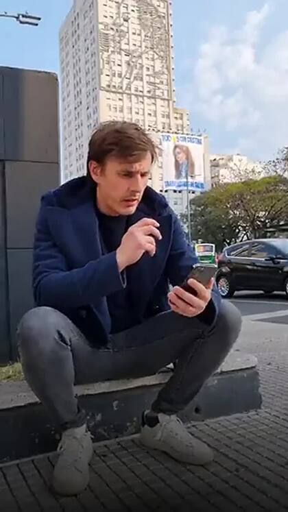 El legislador porteño Roberto García Moritán; detrás, el rascacielos de la avenida 9 de Julio, sede del Ministerio de Desarrollo Social