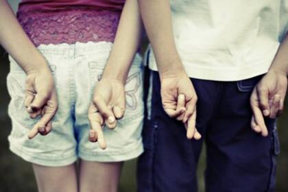 Experta en lenguaje corporal revela tres claves para saber cuando una persona miente